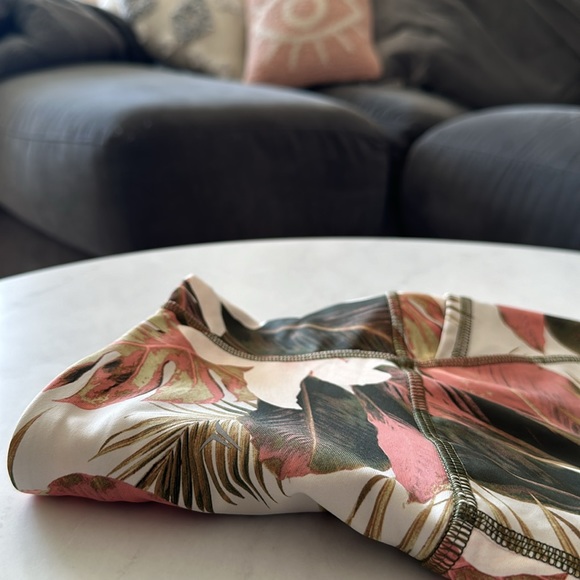 Old Navy Active EUC Align Type Shorts with pockets - Picture 4 of 7